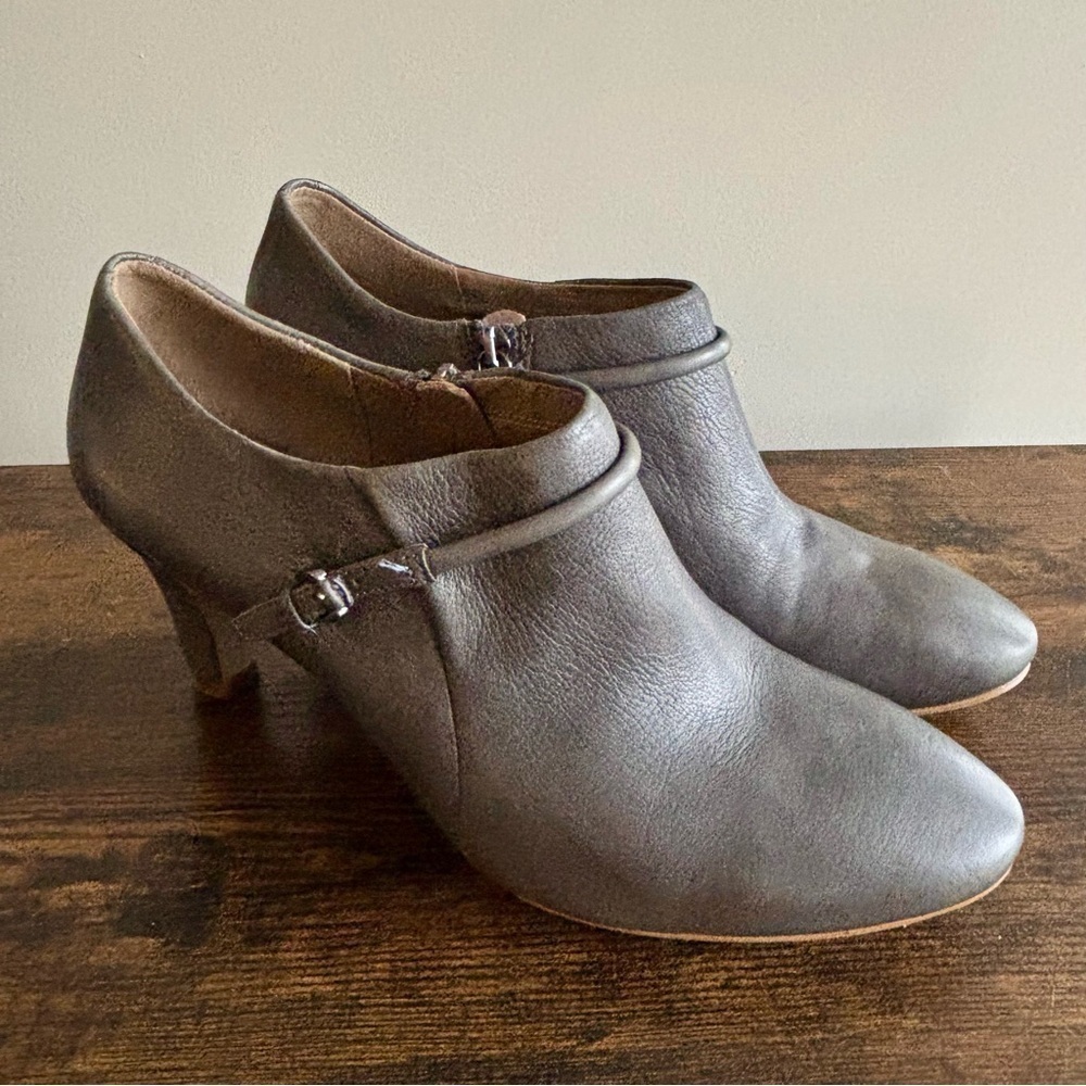 ecco| Chic Nephi Grey Leather Women's Heeled Buckle Strap 3” Booties Sz 41/7-7.5